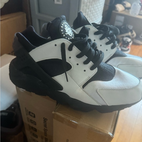 Nike Air Huarache 'White Black' - Picture 2 of 2
